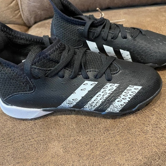 Juniors Adidas Unisex-Child Turf Predator Freak .3 Soccer Cleats, Size 11 - Picture 3 of 7